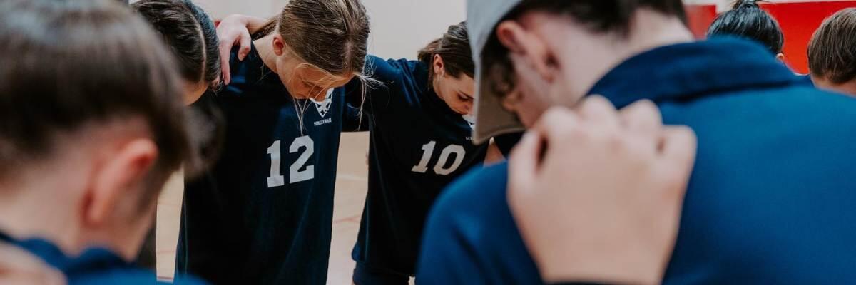 volleyball team praying